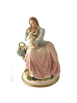 MADRE SENTADA CON EL BEBÉ EN EL JARDÍN Estatua estatuilla de porcelana Capodimonte hecha a mano en Italia